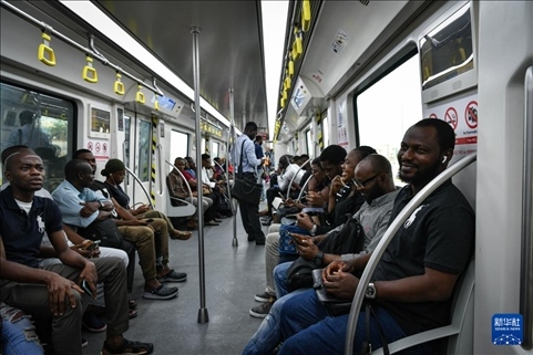 2月28日，在尼日利亞拉各斯，人們乘坐輕軌藍線列車。新華社記者 韓旭 攝