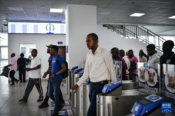 2月28日，在尼日利亞拉各斯，人們在輕軌藍線碼頭站刷卡出站。新華社記者 韓旭 攝