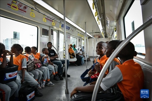 2月28日，在尼日利亞拉各斯，一所小學的學生們體驗乘坐輕軌藍線列車。新華社記者 韓旭 攝