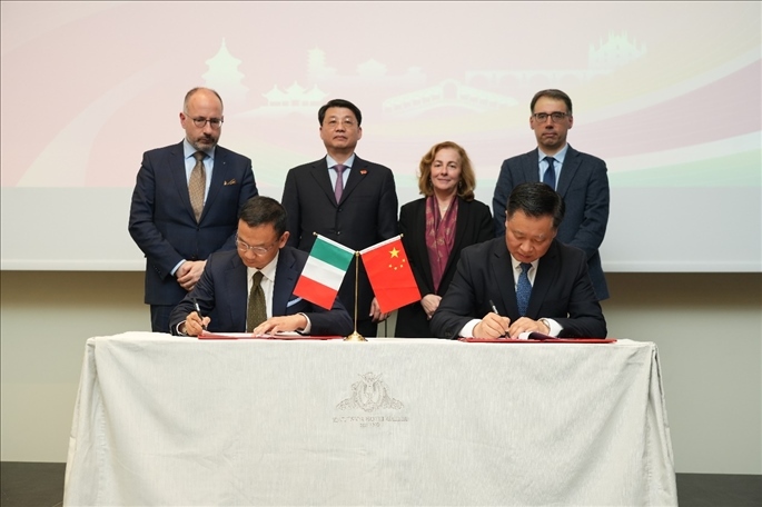 揚州市政府與意大利中國商會簽署合作協(xié)議。 主辦方供圖