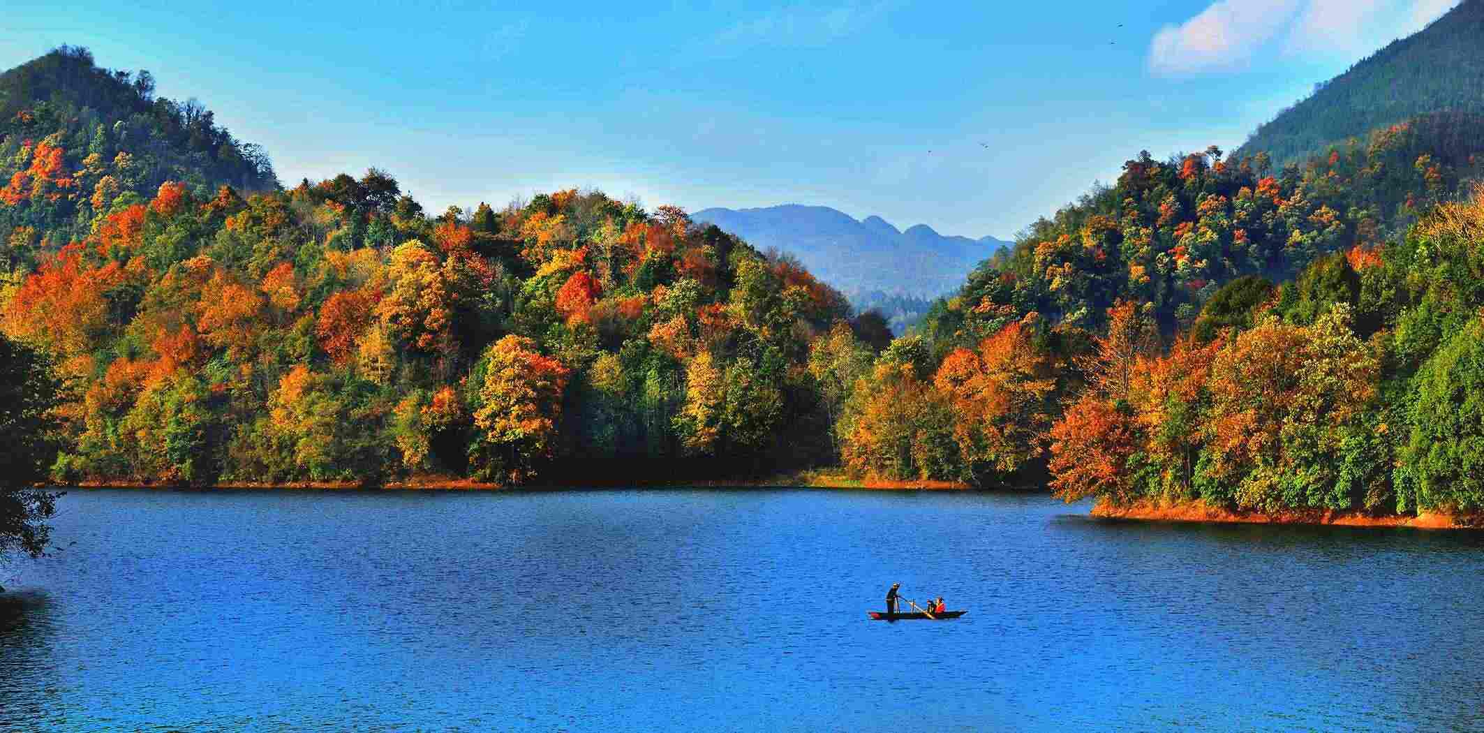 百里杜鵑湖好風(fēng)光。羅冠宇 攝