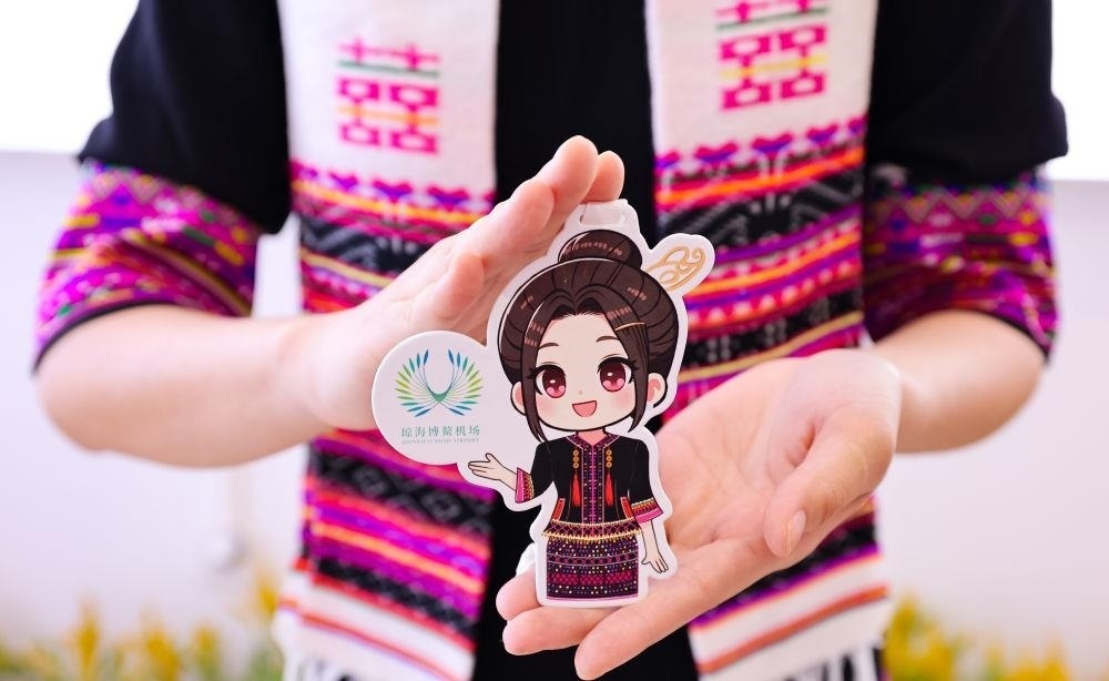 △2024年3月22日，博鰲機(jī)場(chǎng)工作人員展示“博鰲香”香氛卡片。