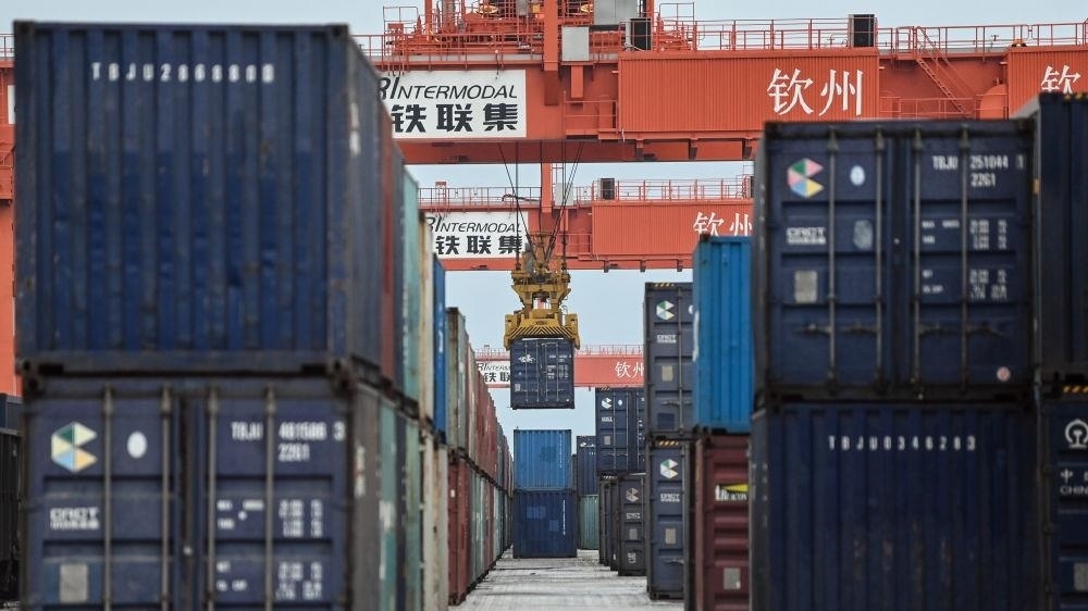 △2023年5月11日，在廣西欽州鐵路集裝箱中心站，塔吊在下卸集裝箱。近年來(lái)，在RCEP政策紅利推動(dòng)下，中國(guó)與東盟產(chǎn)業(yè)合作不斷深化，助力區(qū)域經(jīng)濟(jì)發(fā)展。