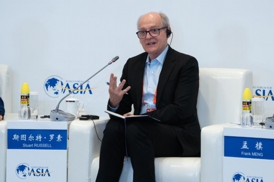 3月27日，《人工智能：現(xiàn)代方法》作者、加州大學(xué)伯克利分校計(jì)算機(jī)科學(xué)系教授斯圖爾特·羅素在分論壇上發(fā)言。新華社記者 曹夢(mèng)瑤 攝