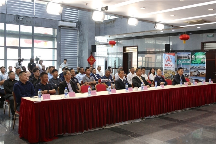 當(dāng)?shù)貢r(shí)間3月26日下午，中國(guó)品牌重型機(jī)械、載重車(chē)輛宣傳推介會(huì)在中國(guó)駐蘇里南大使館舉行。圖為宣介會(huì)現(xiàn)場(chǎng)。中國(guó)駐蘇里南大使館供圖