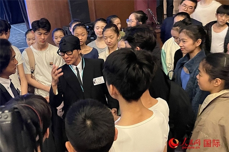 松山芭蕾舞團(tuán)總代表清水哲太郎與中央芭蕾舞團(tuán)舞蹈學(xué)校的學(xué)生們交流。人民網(wǎng)記者 張麗婭攝