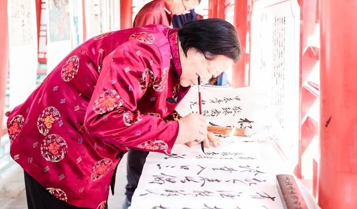 杏花節(jié)書畫展上書法家現(xiàn)場創(chuàng)作。受訪方供圖