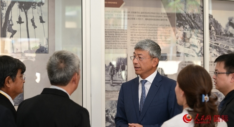 陳海大使了解中國(guó)遠(yuǎn)征軍紀(jì)念館情況。人民網(wǎng)記者 謝佳君攝