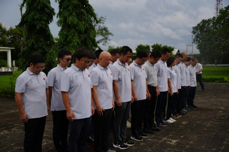 醫(yī)療隊(duì)隊(duì)員默哀。中國(guó)援桑醫(yī)療隊(duì)供圖