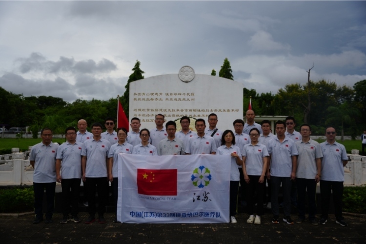 醫(yī)療隊(duì)合影。中國(guó)援桑醫(yī)療隊(duì)供圖