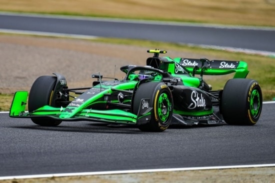 4月5日，索伯車隊(duì)中國車手周冠宇在練習(xí)賽中。新華社記者 張笑宇 攝