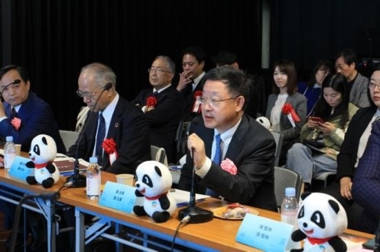 圖為四川省文化和旅游廳廳長戴允康向日本友人介紹四川旅游資源。（中國駐東京旅游辦事處供圖）