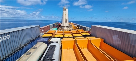 中蘇海運直航貨輪在海上行駛。中國駐蘇里南大使館供圖