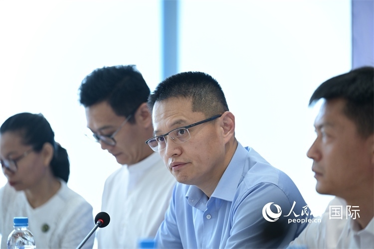 緬甸中國企業(yè)商會(huì)會(huì)長、工商銀行仰光分行行長劉銘介紹有關(guān)情況-人民網(wǎng)記者謝佳君攝