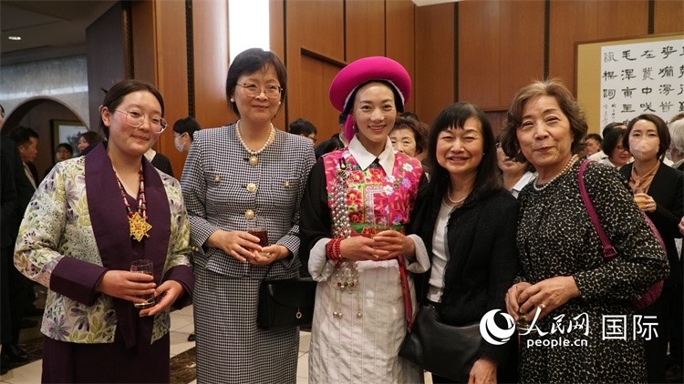 來賓與茨姆等人熱烈交流并合影留念。人民網 蔣曉辰攝