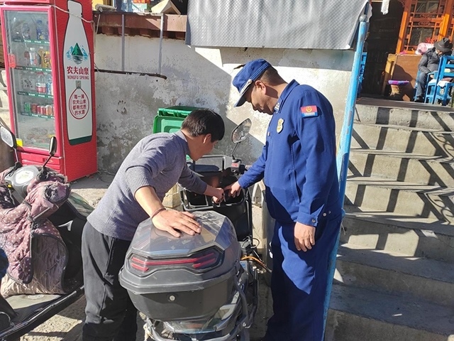 拉薩市消防救援支隊組織開展電動自行車消防安全檢查工作。受訪者供圖