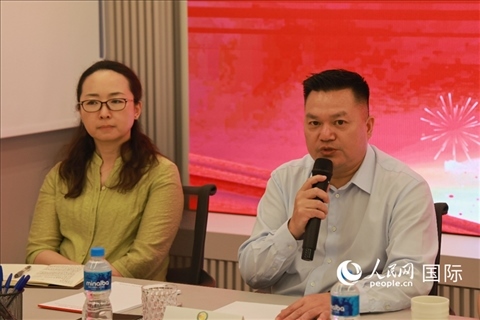 巴西和統(tǒng)會會長張小春（右）在座談會上致辭。人民網(wǎng)記者 陳海琪攝