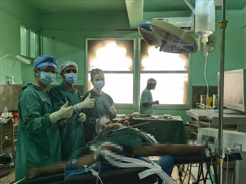 蔣國慶醫(yī)生（左）和當(dāng)?shù)蒯t(yī)生慶祝手術(shù)成功。中國援桑醫(yī)療隊供圖