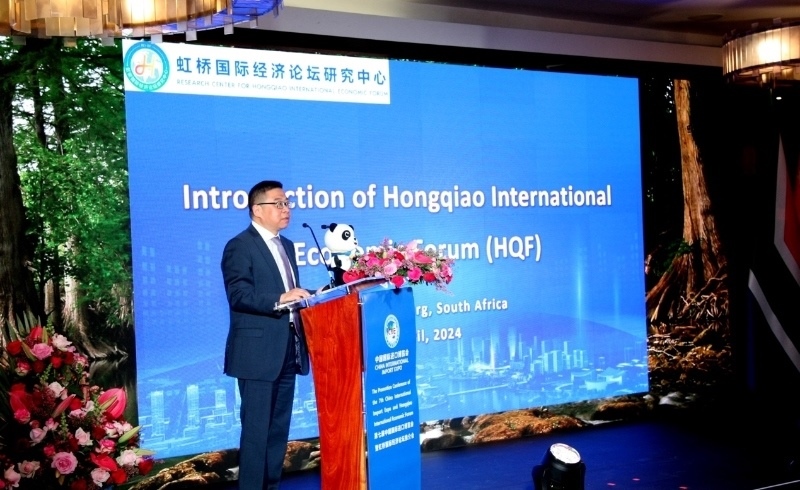 虹橋國(guó)際經(jīng)濟(jì)論壇研究中心副理事長(zhǎng)、商務(wù)部國(guó)際貿(mào)易經(jīng)濟(jì)合作研究院副院長(zhǎng)俞子榮致辭。（圖片來(lái)源：中國(guó)國(guó)際進(jìn)口博覽會(huì)官微）