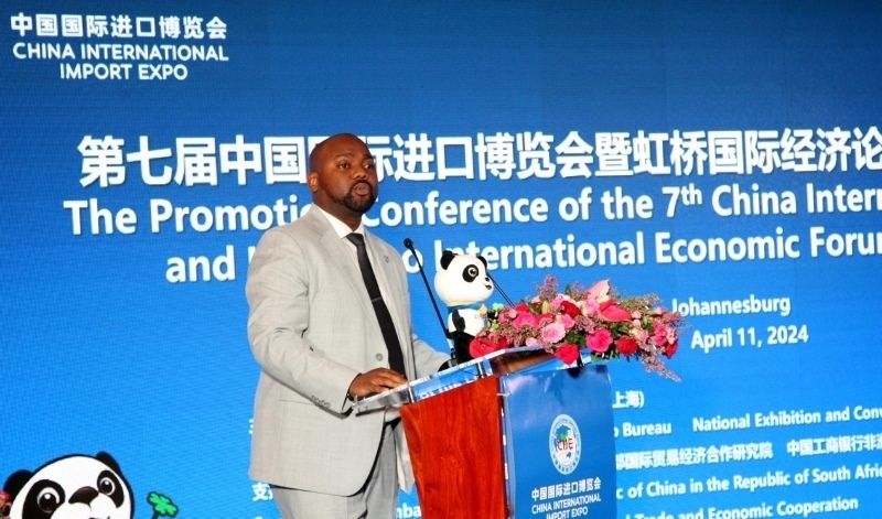 標(biāo)準(zhǔn)銀行集團(tuán)企業(yè)與商業(yè)銀行部國(guó)際貿(mào)易總經(jīng)理武巴致辭。（圖片來(lái)源：中國(guó)國(guó)際進(jìn)口博覽會(huì)官微）