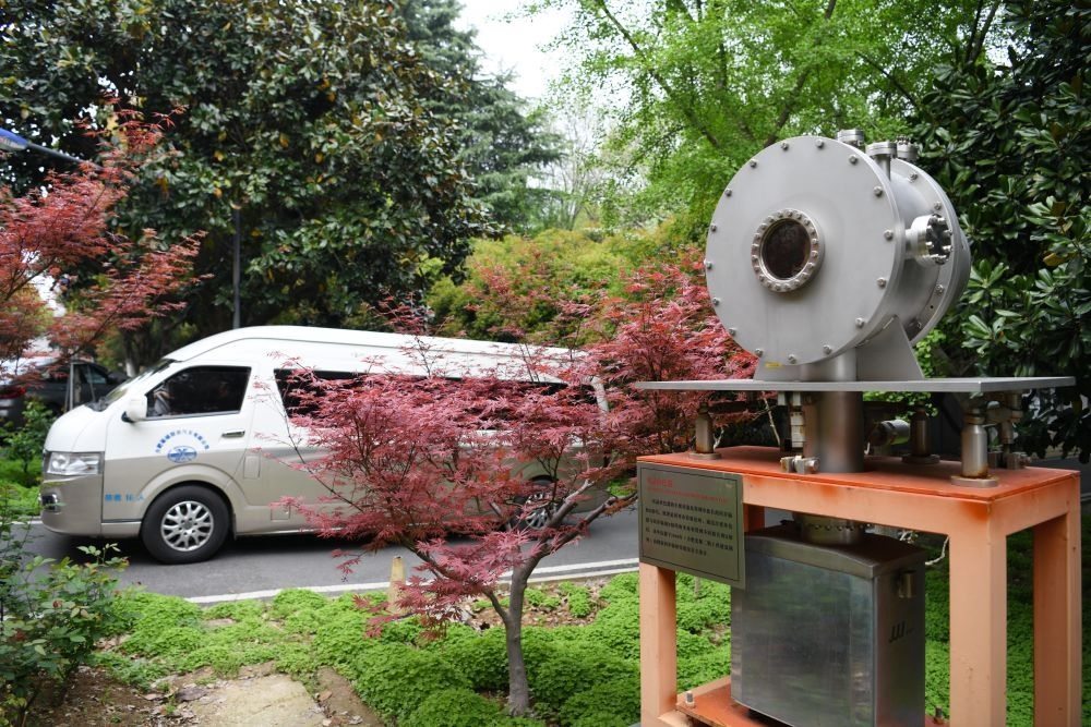 2024年4月6日，在位于安徽合肥的中國科學(xué)技術(shù)大學(xué)，自主研制的原位實驗裝置準備運往上海光源開展實驗。