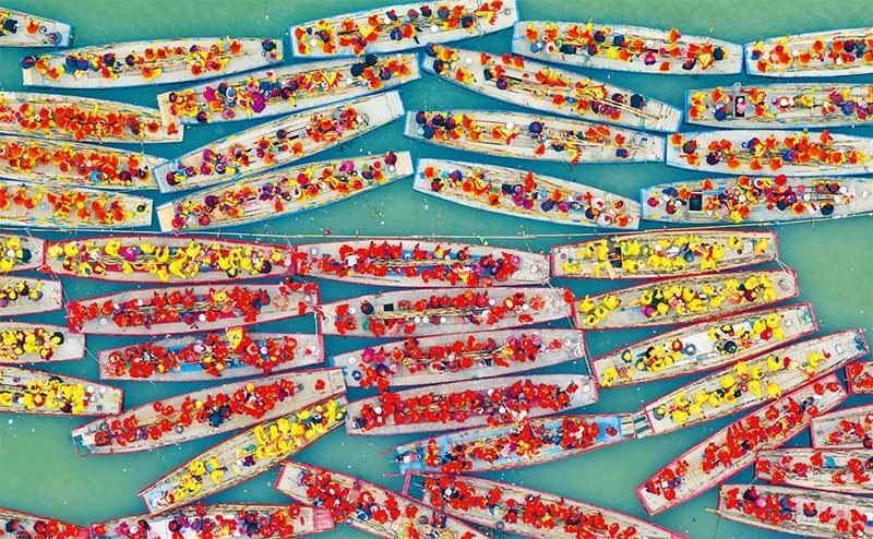 溱潼會(huì)船由南宋相沿至今，歷經(jīng)數(shù)百年傳承，被列入國家級非物質(zhì)文化遺產(chǎn)名錄。圖為2024年4月6日在江蘇省泰州市姜堰區(qū)溱湖國家濕地公園參加會(huì)船表演的船只。 新華社發(fā) 湯德宏/攝