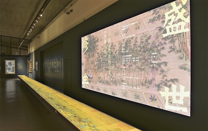 “中國歷代繪畫大系”，是習(xí)近平總書記親自批準(zhǔn)、高度重視的一項(xiàng)規(guī)模浩大、縱貫歷史、橫跨中外的國家級重大文化工程。圖為中國國家版本館杭州分館展示的“盛世修典——‘中國歷代繪畫大系’”收錄的數(shù)字化古畫（2023年5月31日攝）。 新華社記者 翁忻旸/攝