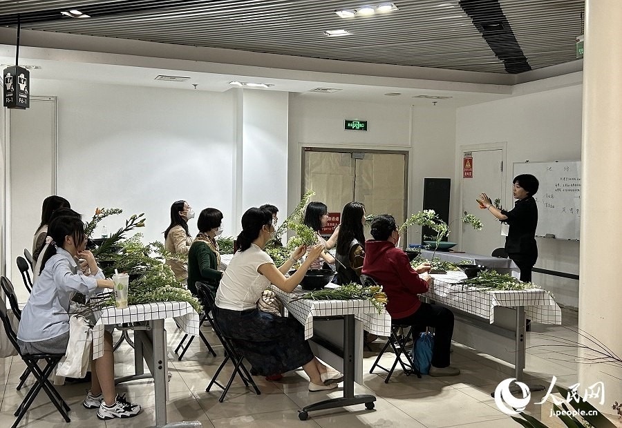 插花體驗(yàn)課。人民網(wǎng) 玄番登史江攝