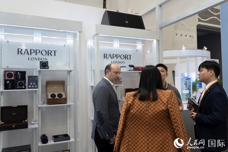 客商在第四屆中國國際消費(fèi)品博覽會(huì)英國國家館內(nèi)交談。人民網(wǎng) 常沙攝