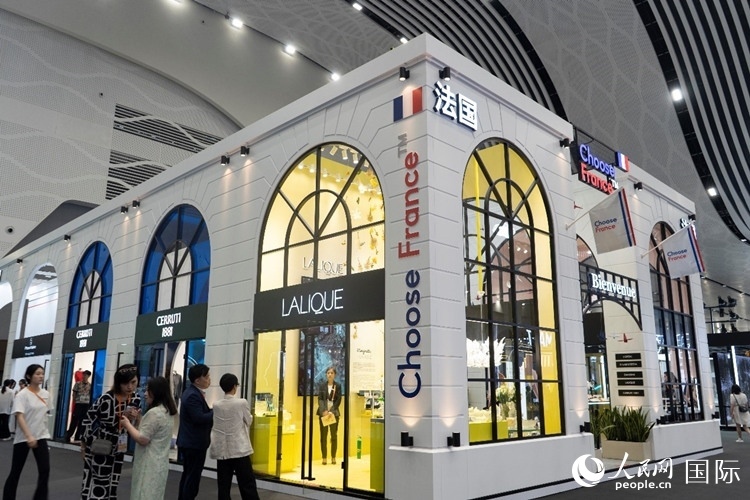 第四屆中國國際消費(fèi)品博覽會(huì)法國國家館。人民網(wǎng) 常沙攝