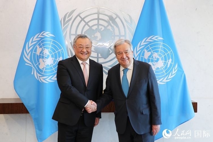 4月16日，中國(guó)新任常駐聯(lián)合國(guó)代表、特命全權(quán)大使傅聰在紐約聯(lián)合國(guó)總部向聯(lián)合國(guó)秘書長(zhǎng)古特雷斯遞交了全權(quán)證書。 人民網(wǎng)記者 李志偉攝