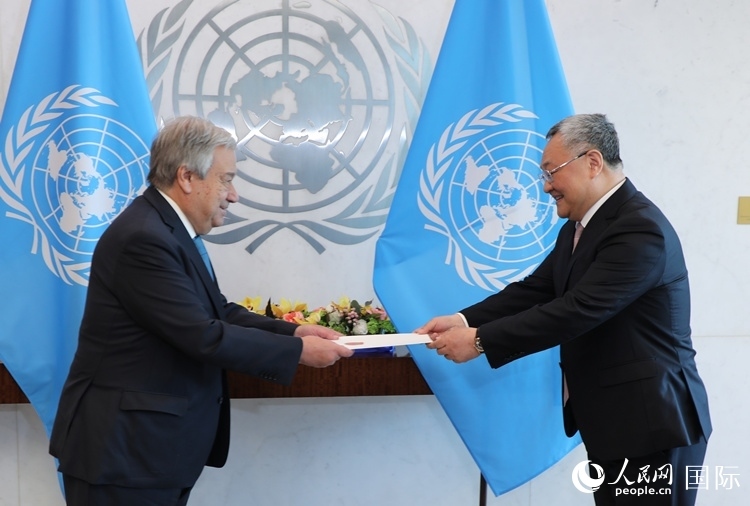 4月16日，中國(guó)新任常駐聯(lián)合國(guó)代表、特命全權(quán)大使傅聰在紐約聯(lián)合國(guó)總部向聯(lián)合國(guó)秘書長(zhǎng)古特雷斯遞交了全權(quán)證書。 人民網(wǎng)記者 李志偉攝