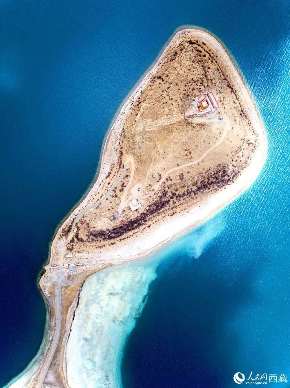 無人機(jī)視角下的西藏羊卓雍錯(cuò)日托寺風(fēng)光。人民網(wǎng)記者 次仁羅布攝