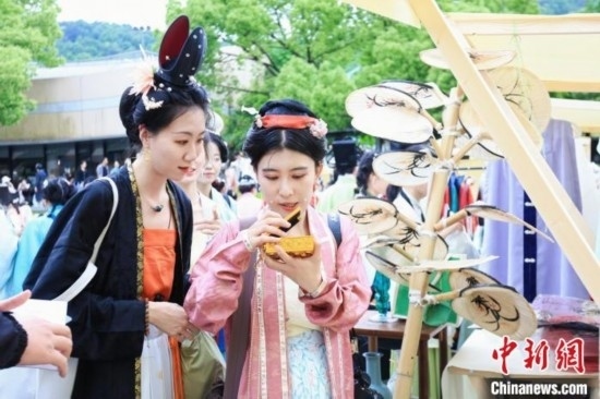 漢服愛好者逛集市。中國絲綢博物館 供圖