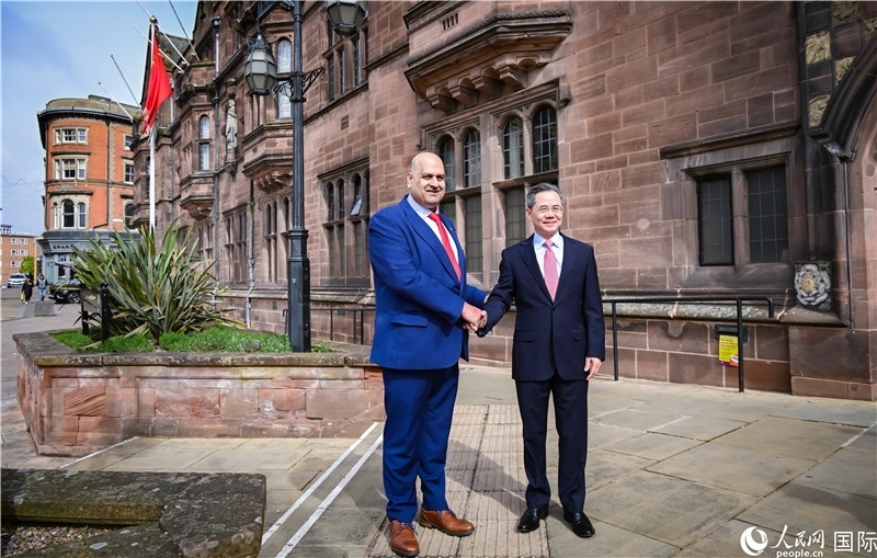 圖為中國駐英國大使鄭澤光在考文垂市政廳會(huì)見現(xiàn)場。人民網(wǎng) 郭錦標(biāo)攝