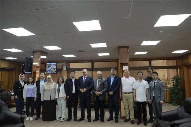 活動(dòng)現(xiàn)場(chǎng)合影。蘇伊士運(yùn)河大學(xué)孔子學(xué)院供圖