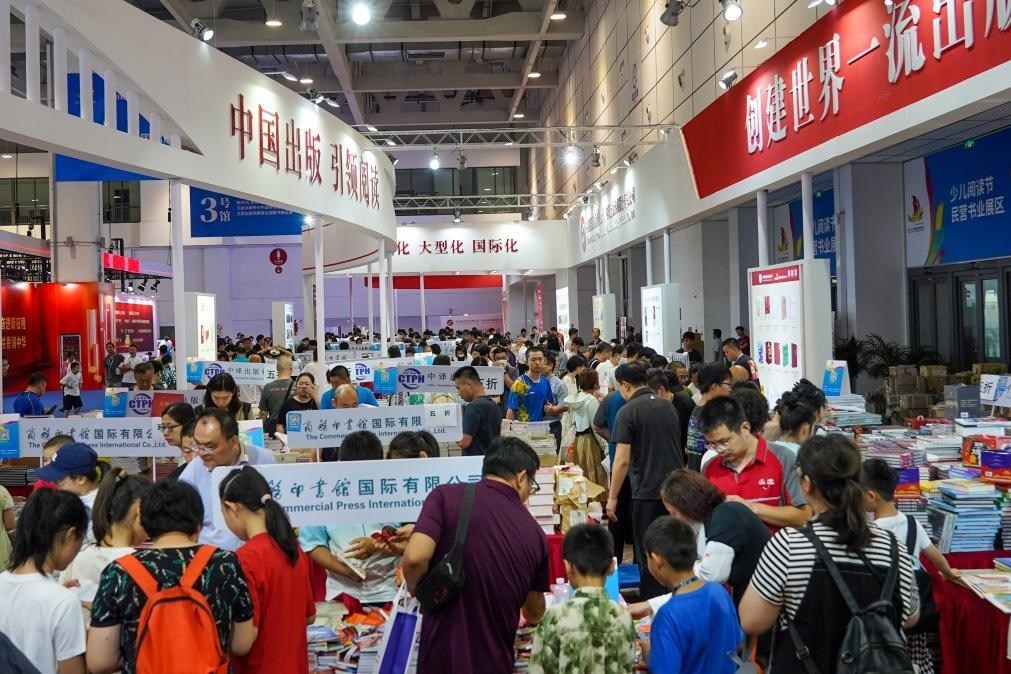 2023年7月31日，在第31屆全國圖書交易博覽會上，讀者在閱覽選購新書。新華社記者 朱崢 攝