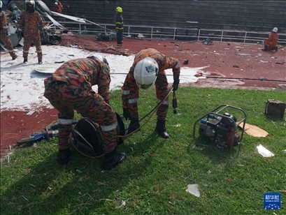 4月23日，救援人員在馬來西亞霹靂州的直升機(jī)墜毀現(xiàn)場救援。新華社發(fā)（馬來西亞消防拯救局供圖）