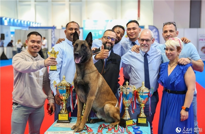 圖為參會嘉賓與獲獎寵物合影，塔里克·易卜拉欣攝