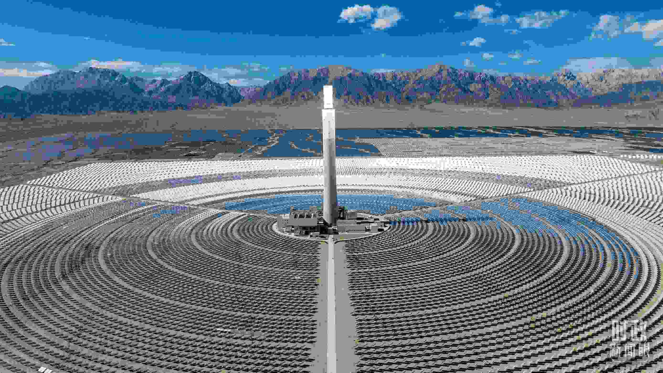 △青海海西德令哈塔式熔鹽儲能光熱發(fā)電廠。（圖/視覺中國）