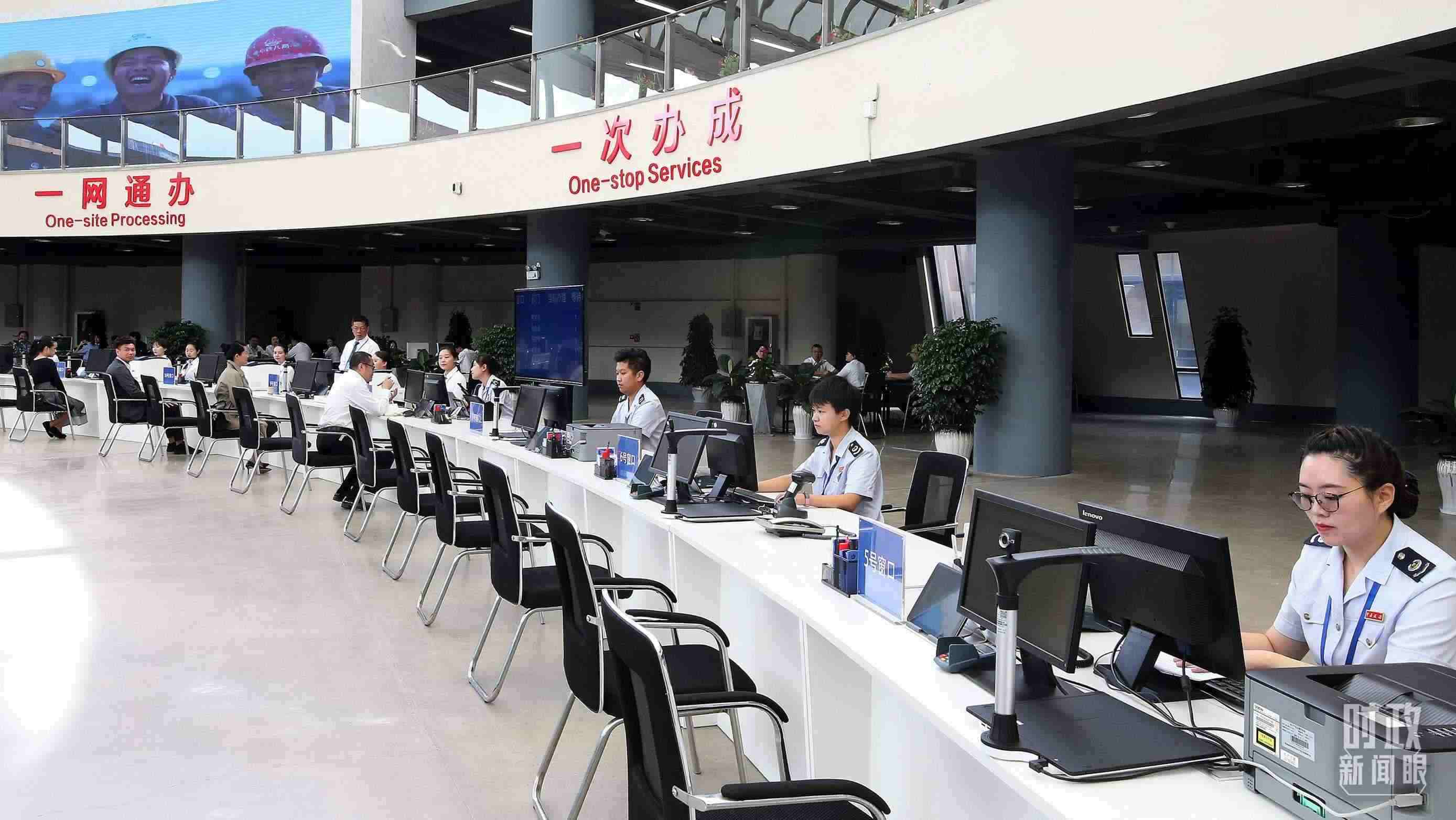 △中國（云南）自由貿(mào)易試驗區(qū)昆明片區(qū)綜合服務中心。（圖/視覺中國）