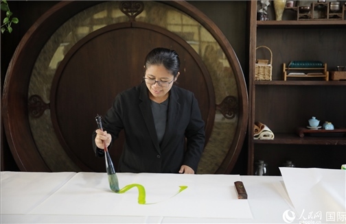 緬甸駐華大使館副館長(zhǎng)、公使銜參贊杜欣瑪泰參加《五百筆·瀾湄合作》集體藝術(shù)創(chuàng)作。人民網(wǎng)王婧攝