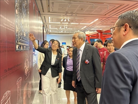 工作人員為泰國前副總理、泰中文化促進委員會主席披尼講解展覽內(nèi)容。中國駐泰國大使館供圖