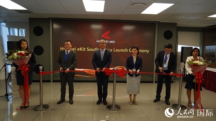 嘉賓出席華為分銷子品牌坤靈出海南非剪彩儀式。 人民網 劉暢攝