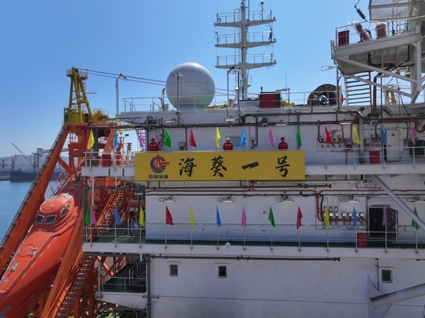 亞洲首艘圓筒型FPSO“?？惶枴苯ㄔ焱旯?。韓慶攝