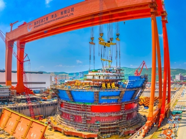 “海葵一號”通過雙龍門吊進行總裝。侯憲鵬攝