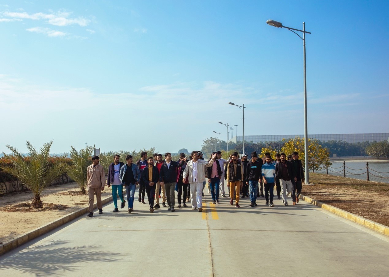 職業(yè)技校學員參觀中巴經濟走廊薩希瓦爾電站。中國華能薩希瓦爾電站 供圖