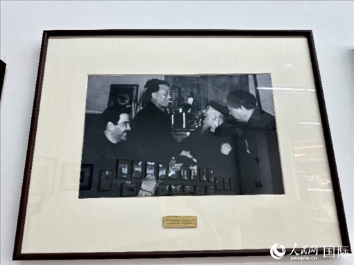 萬徒勒里（左一）與艾青、蕭三、齊白石的老照片。人民網(wǎng)記者 周雨攝