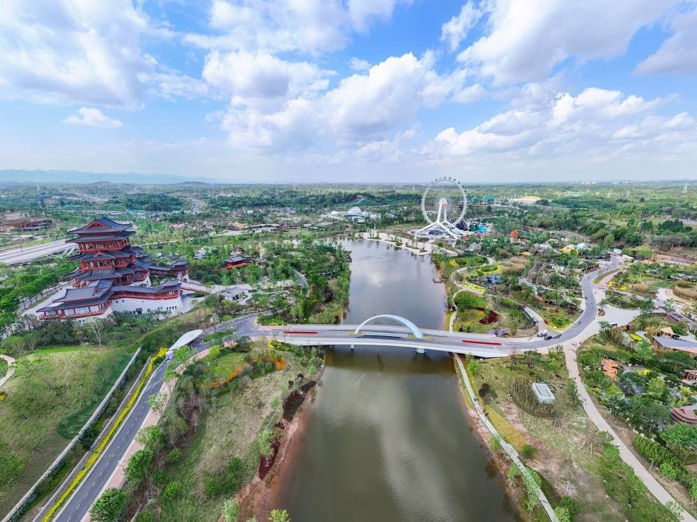 這是2024年4月22日拍攝的成都世園會(huì)主會(huì)場(chǎng)（無(wú)人機(jī)照片）。新華社記者 王曦 攝