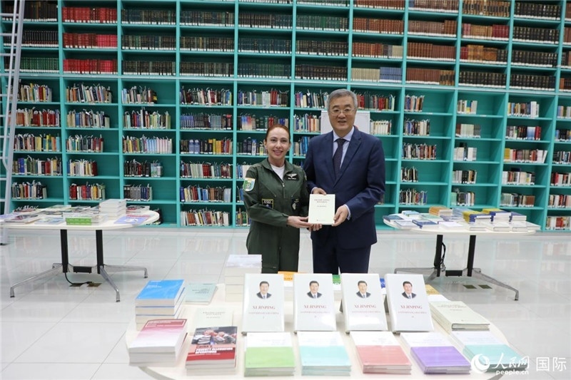 授課后，中國駐巴西大使祝青橋向巴西高等防務學院圖書館捐贈了150本書籍。圖為祝青橋和巴西高等防務學院院長卡拉·利里奧·馬丁斯在圖書捐贈儀式上。 人民網(wǎng)記者 陳一鳴攝